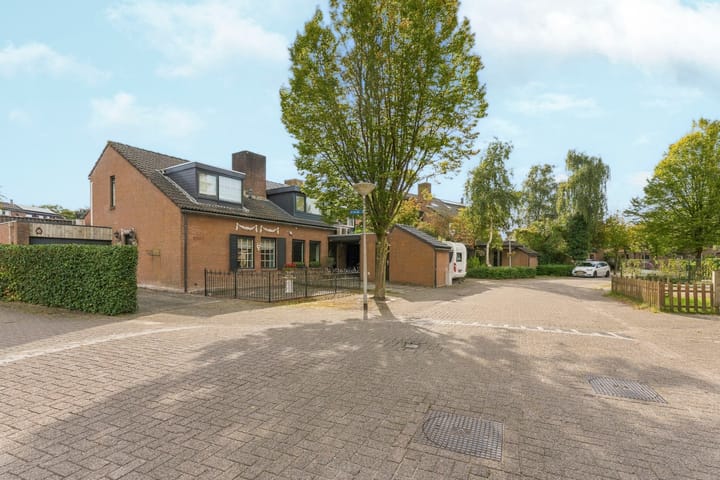 Tussenwoning te koop: Grasmeent 68, Almere