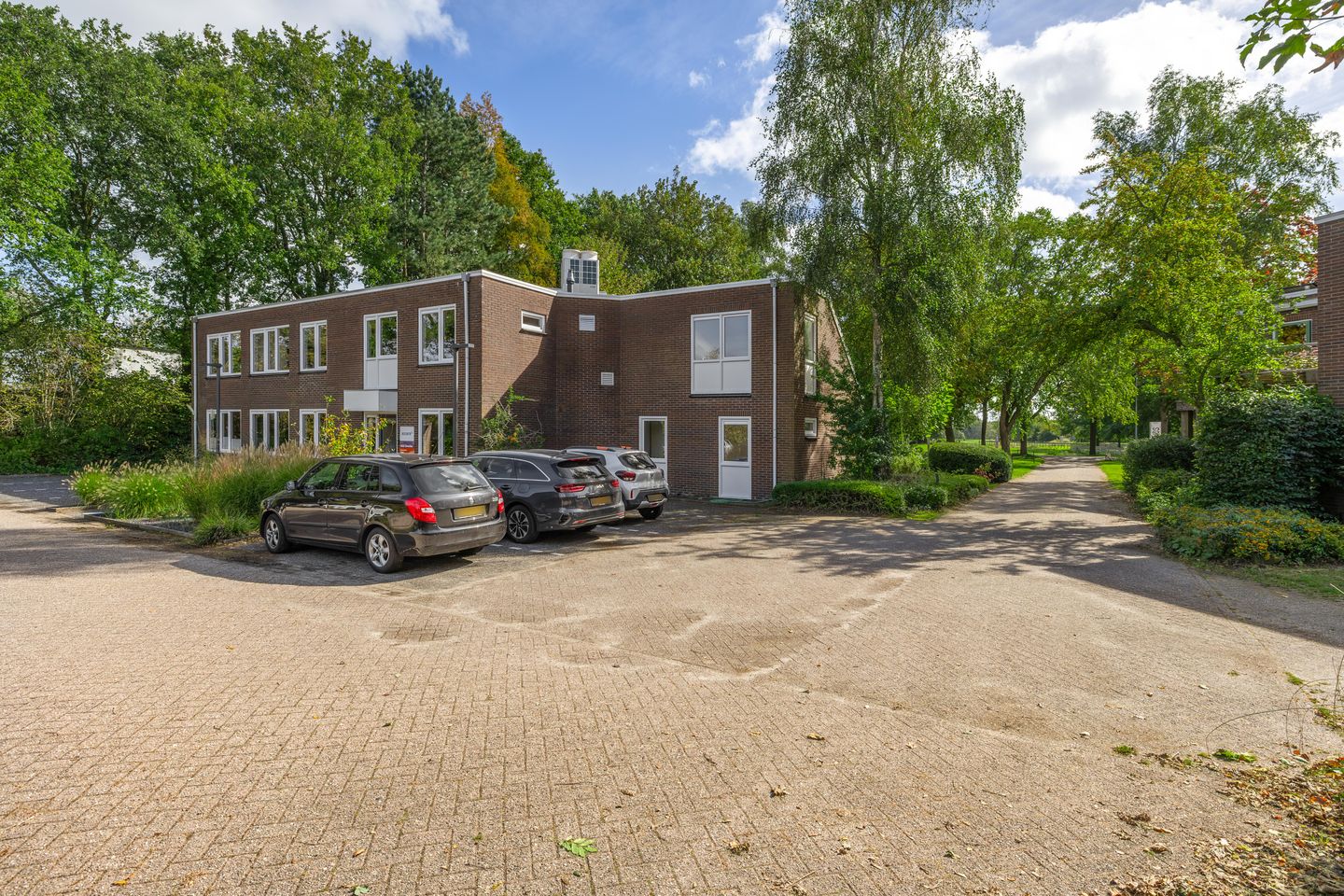 View photo 1 of Oosteinde 4