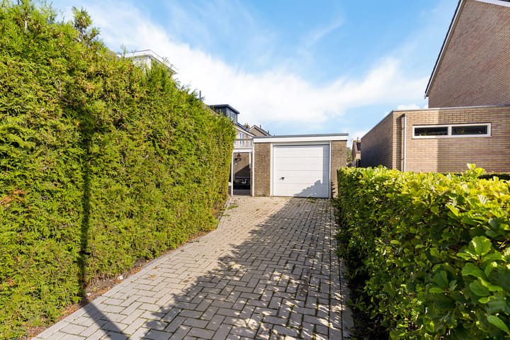 Hoekwoning te koop: Stjûrmanstún 15, Hallum