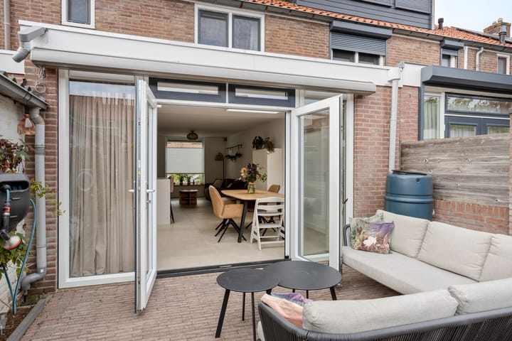 Tussenwoning te koop: Anthonie van Dyckstraat 9, Deventer