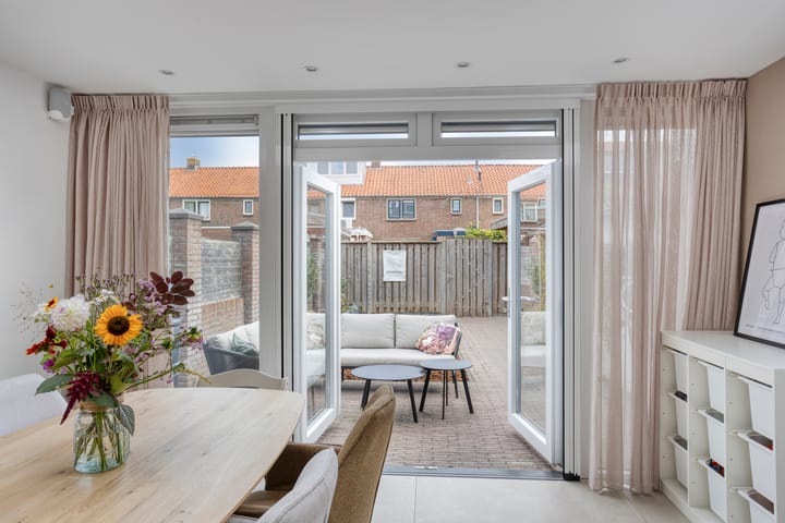 Tussenwoning te koop: Anthonie van Dyckstraat 9, Deventer