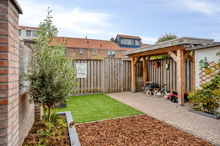 Tussenwoning te koop: Anthonie van Dyckstraat 9, Deventer