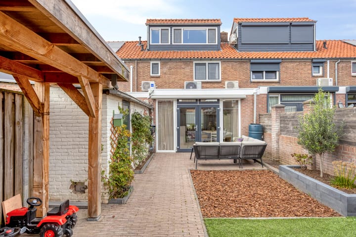Tussenwoning te koop: Anthonie van Dyckstraat 9, Deventer