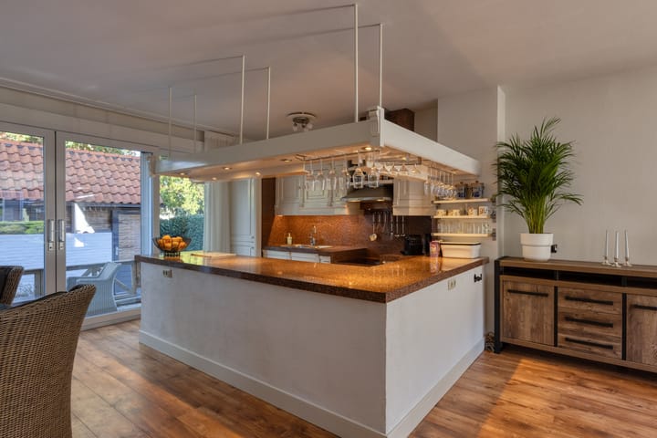 Hoekwoning te koop: Herensingel 186, Weesp