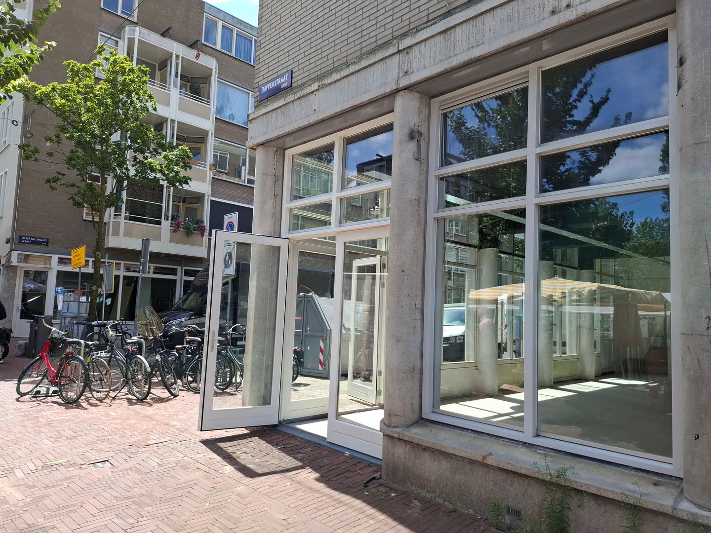 View photo 2 of Dapperstraat 70