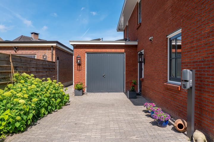 Twee-onder-één-kap te koop: Hanrathsingel 17, Laren (Nh)