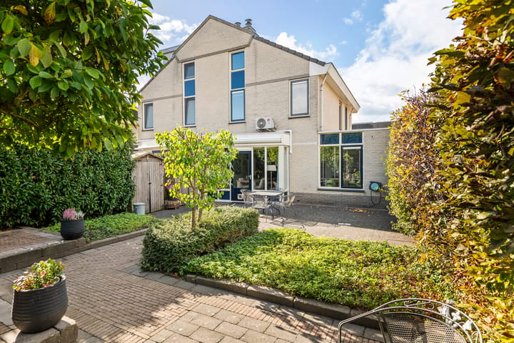 Twee-onder-één-kap te koop: F.J. Ebbensstraat 74, Tiel