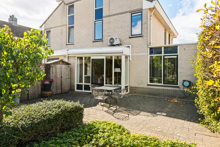 Twee-onder-één-kap te koop: F.J. Ebbensstraat 74, Tiel