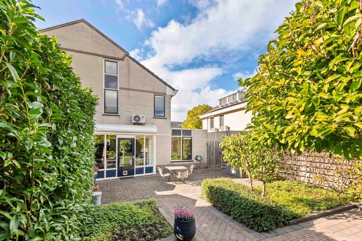 Twee-onder-één-kap te koop: F.J. Ebbensstraat 74, Tiel