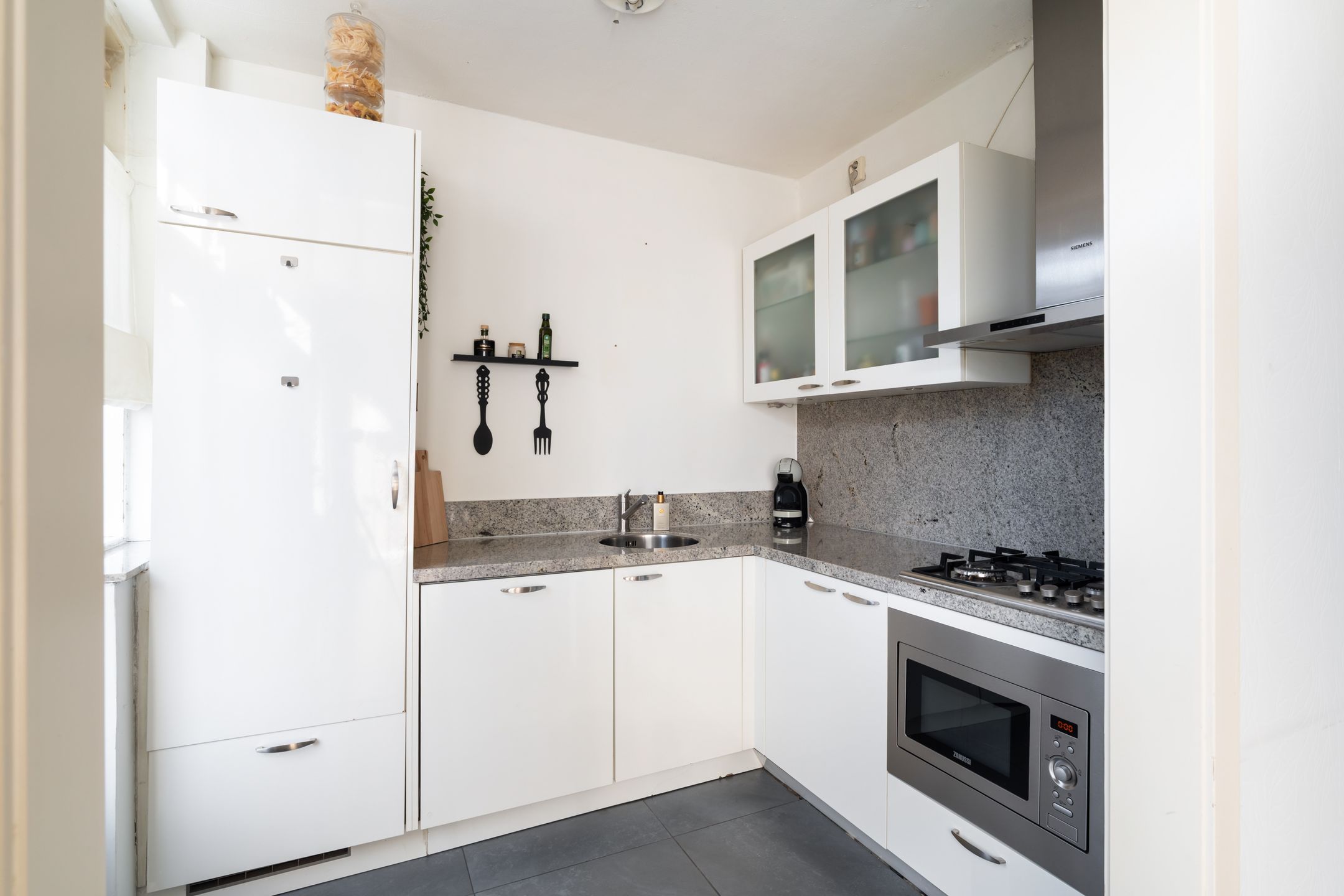 Photo 12 of Leliestraat 5