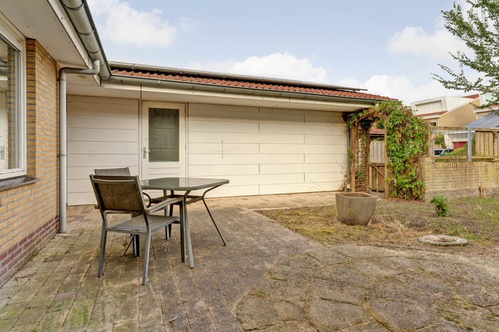 Tussenwoning te koop: Sneeuwvlok 16, Elst (Ge)
