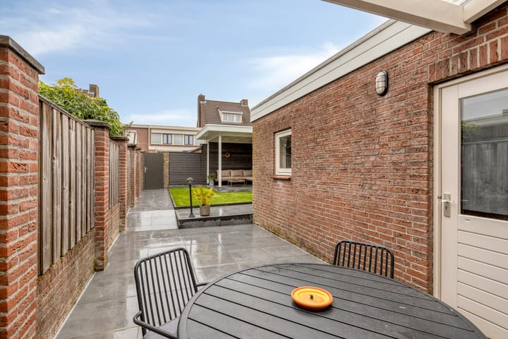 Photo 2 of Madeliefstraat 4