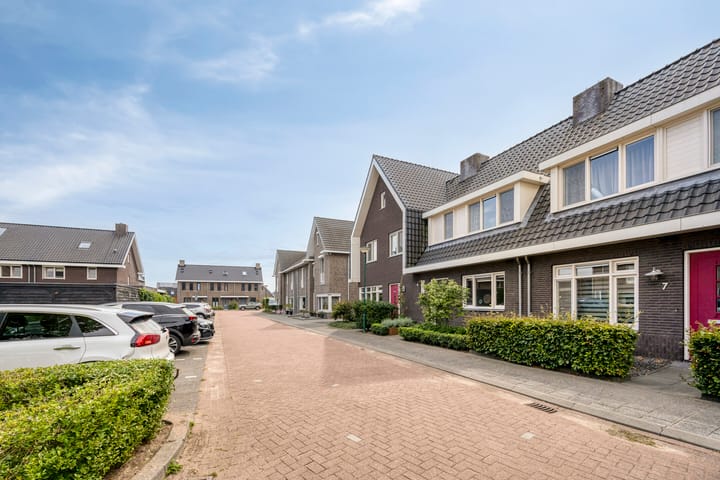 Tussenwoning te koop: Klaproos 6, Alphen (Nb)