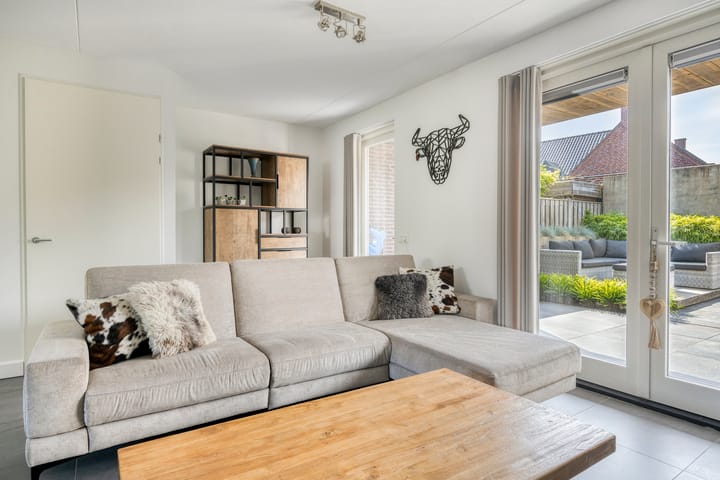 Tussenwoning te koop: Klaproos 6, Alphen (Nb)