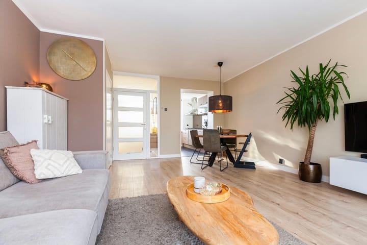 Photo 2 of van der Waalsstraat 85