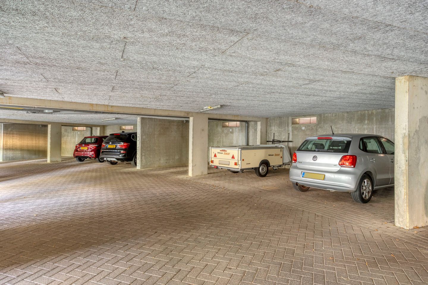 Photo 34 of Deken Hensburchstraat 74