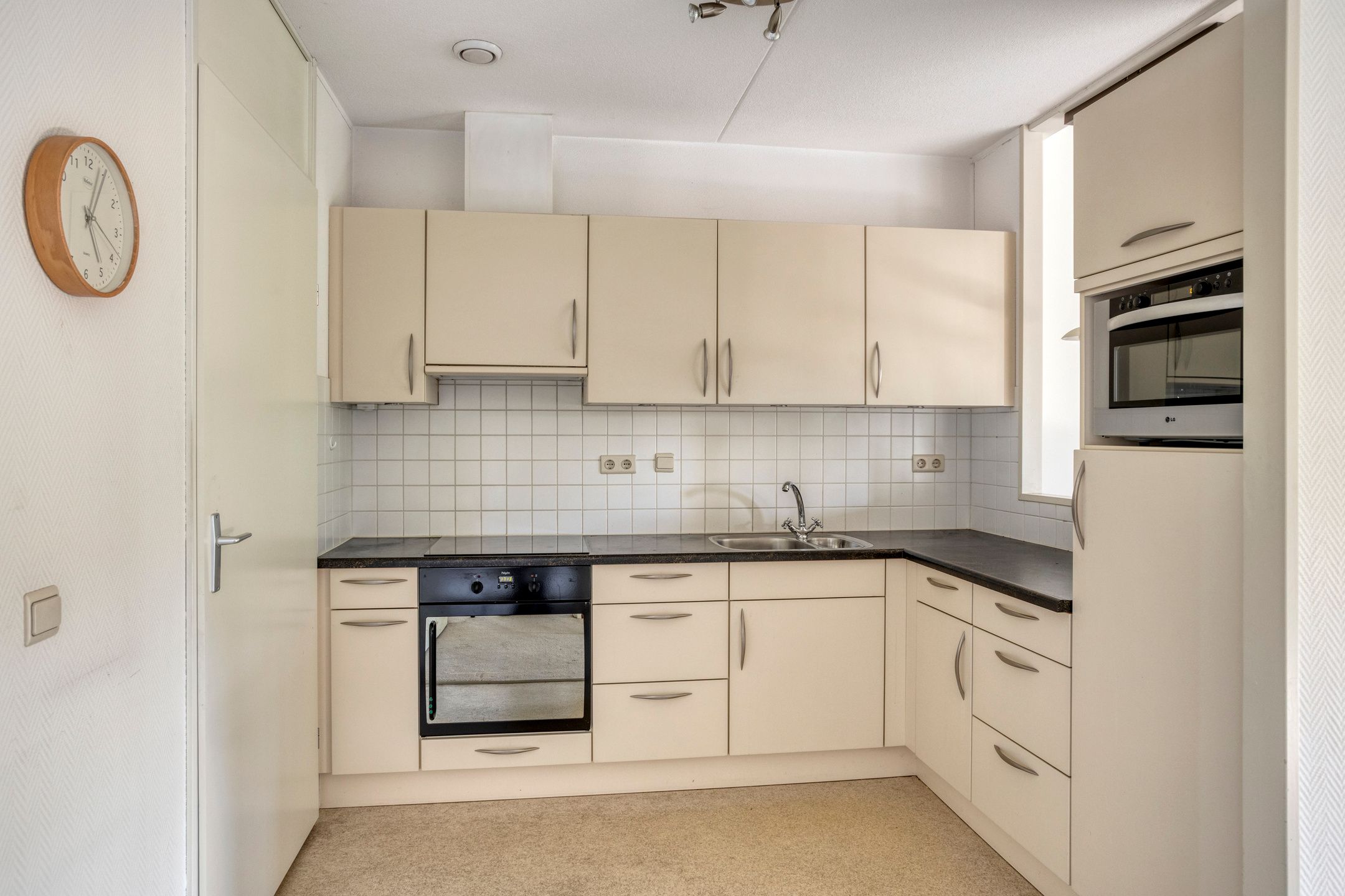 Photo 6 of Deken Hensburchstraat 74