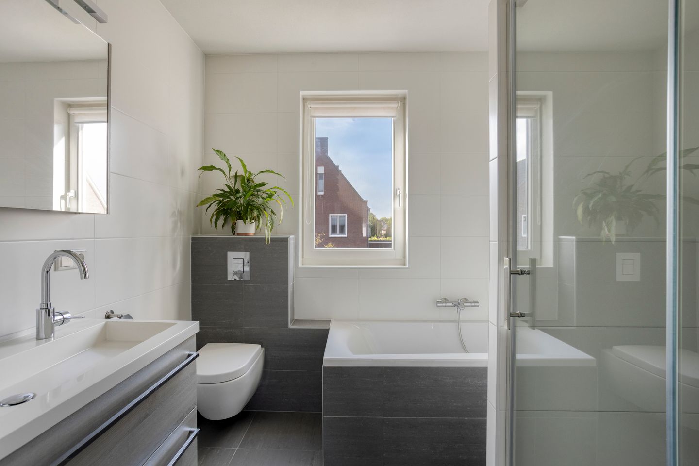 Photo 4 of Meester de Weertstraat 19