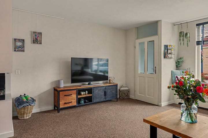 Tussenwoning te koop: Perzikengaarde 12, Schiedam