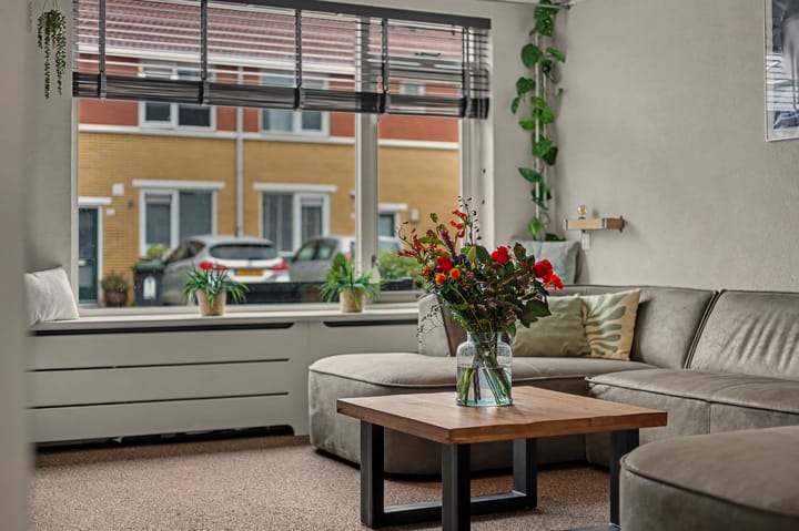 Tussenwoning te koop: Perzikengaarde 12, Schiedam