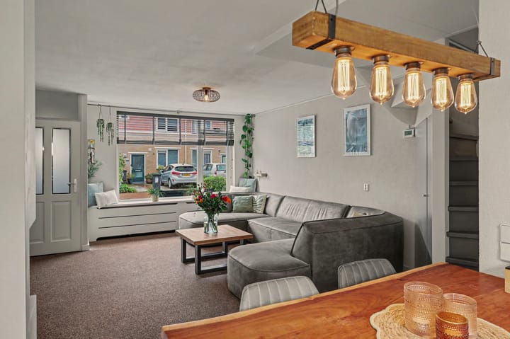 Tussenwoning te koop: Perzikengaarde 12, Schiedam
