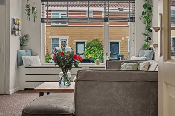 Tussenwoning te koop: Perzikengaarde 12, Schiedam
