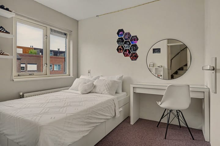 Tussenwoning te koop: Perzikengaarde 12, Schiedam