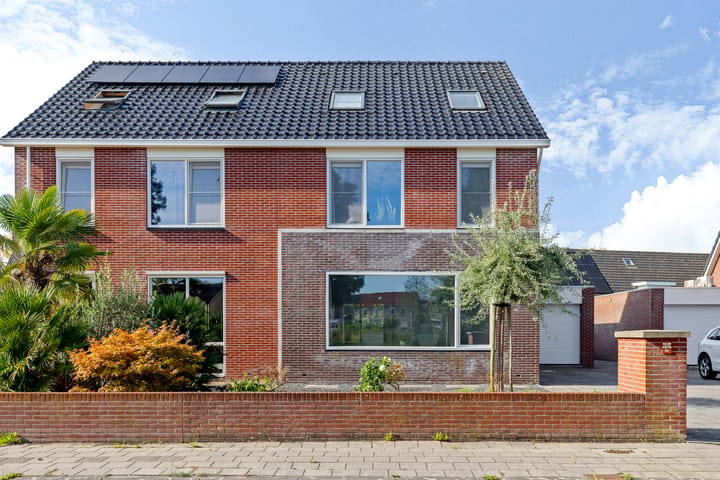 Twee-onder-één-kap te koop: Oosterom 34, Sneek