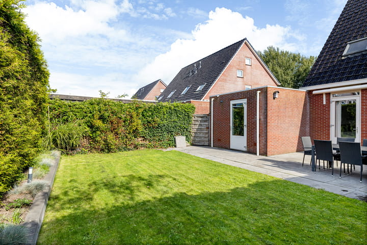 Twee-onder-één-kap te koop: Oosterom 34, Sneek