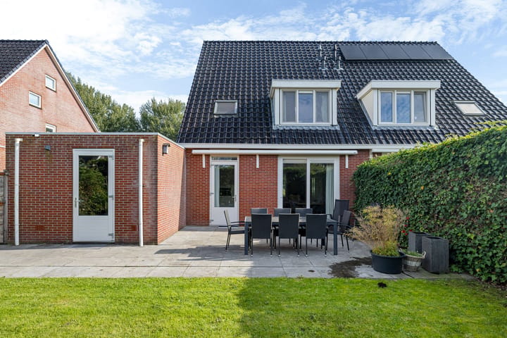 Twee-onder-één-kap te koop: Oosterom 34, Sneek