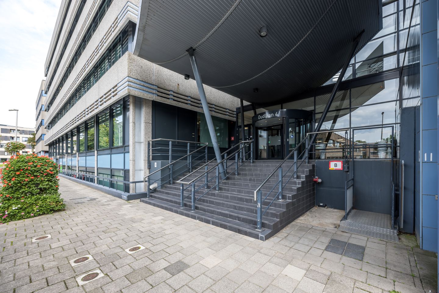 View photo 2 of Oudlaan 4