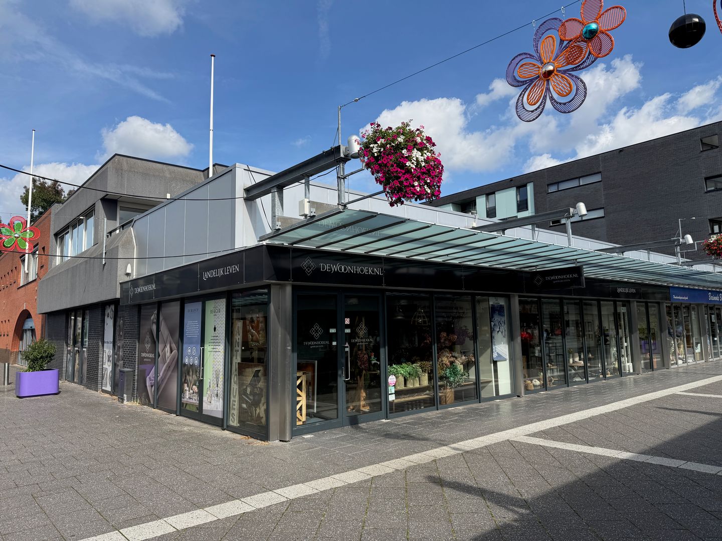 Bekijk foto 1 van Winkelcentrum Woensel 342-344