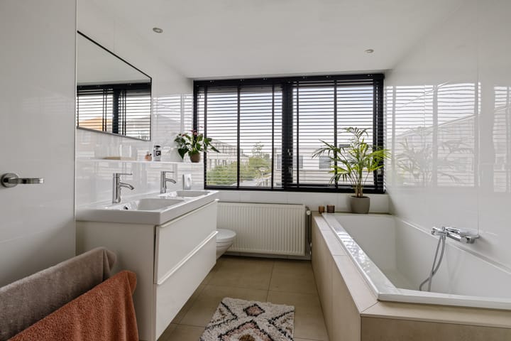 Hoekwoning te koop: Van der Vlugtstraat 1, Groningen