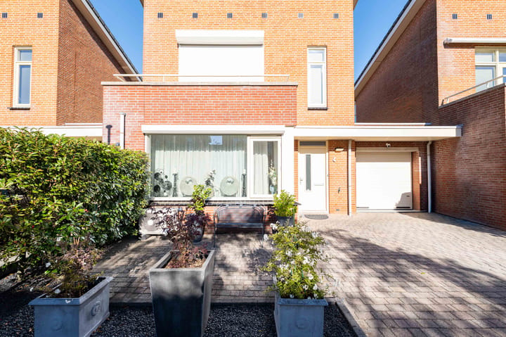 Tussenwoning te koop: Monnikweide 4, Hellevoetsluis