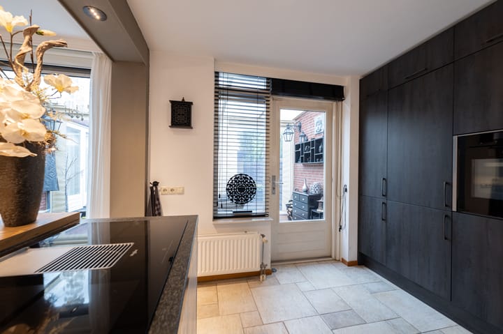 Tussenwoning te koop: Monnikweide 4, Hellevoetsluis