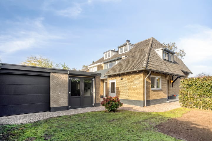 Twee-onder-één-kap te koop: John F. Kennedysingel 24, Melick
