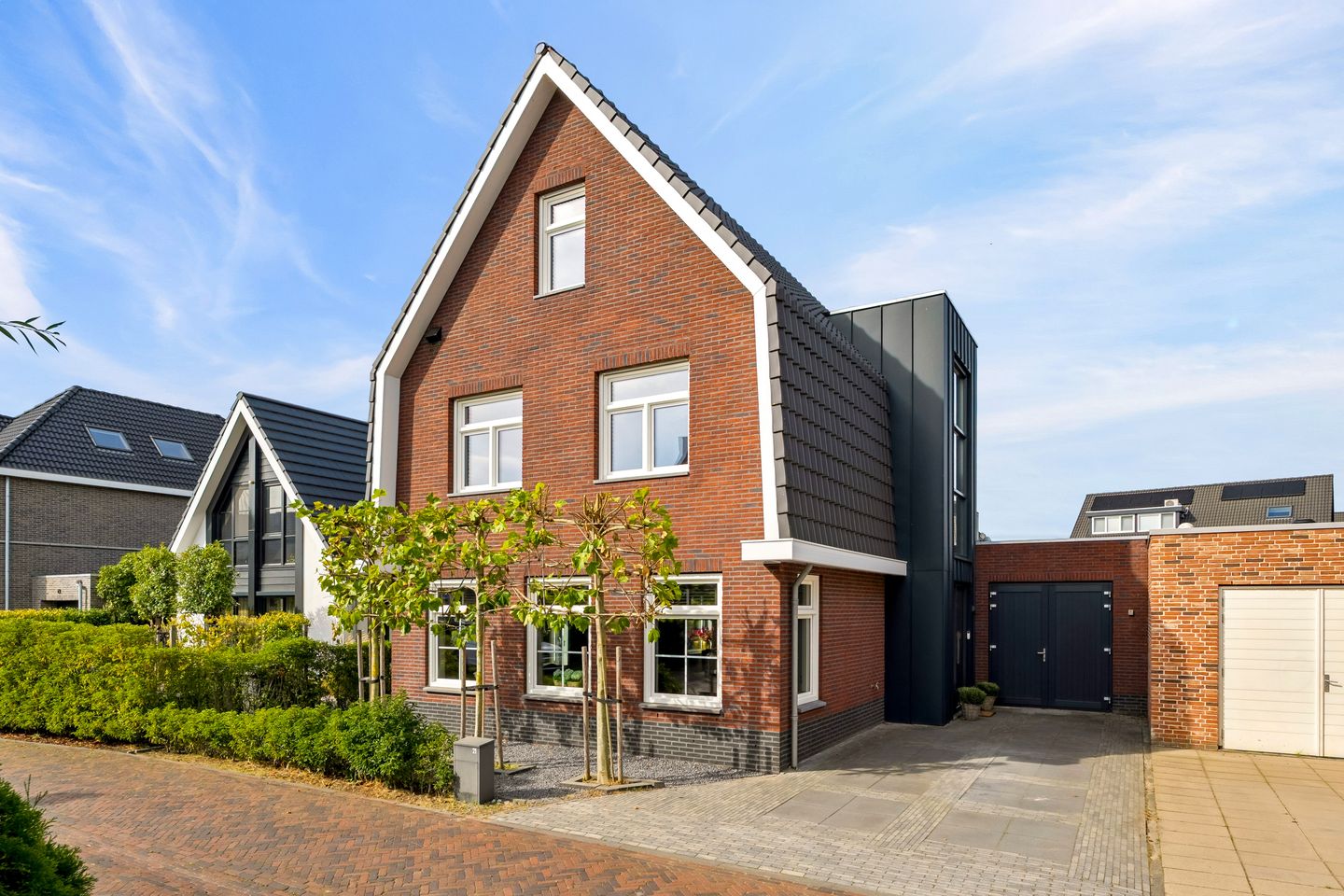 Foto 1 van Lev Landaustraat 21