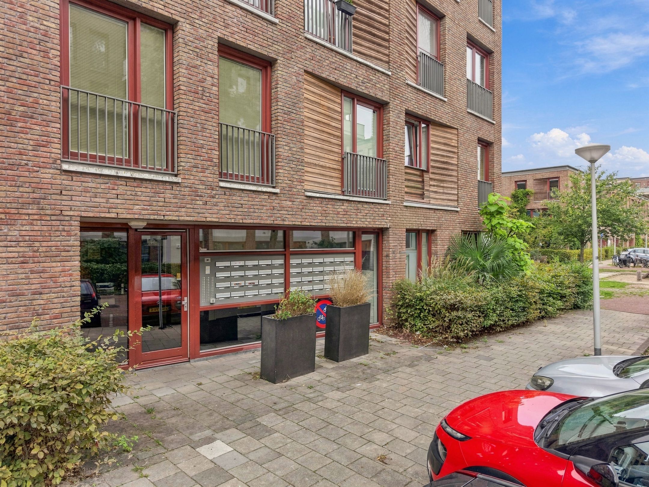 Photo 6 of Suze Robertsonstraat 75