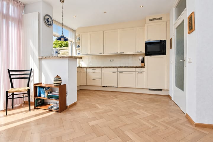 Tussenwoning te koop: Graaf Lodewijklaan 6, Leidschendam
