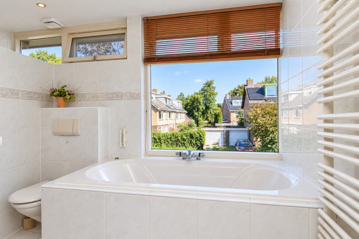 Tussenwoning te koop: Graaf Lodewijklaan 6, Leidschendam