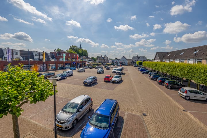Dorpsplein 4, Beneden-Leeuwen