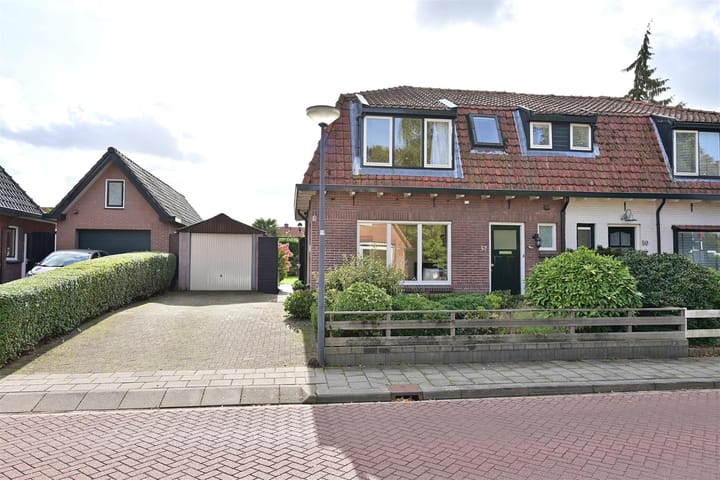 Twee-onder-één-kap te koop: Nootweg 52, Loosdrecht