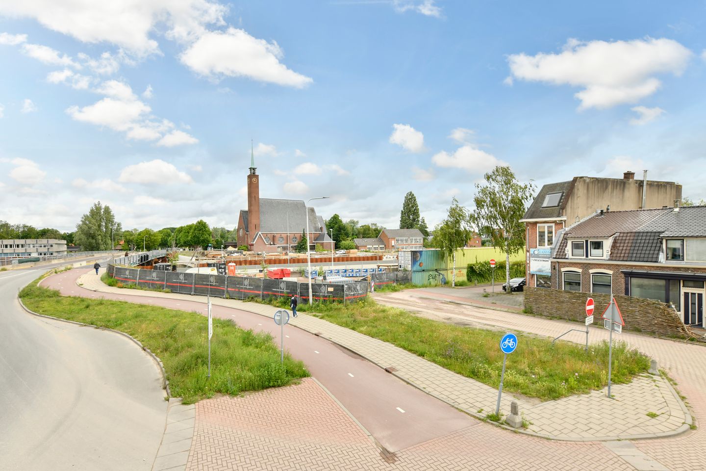 Bekijk foto 3 van Middeldorpstraat 1