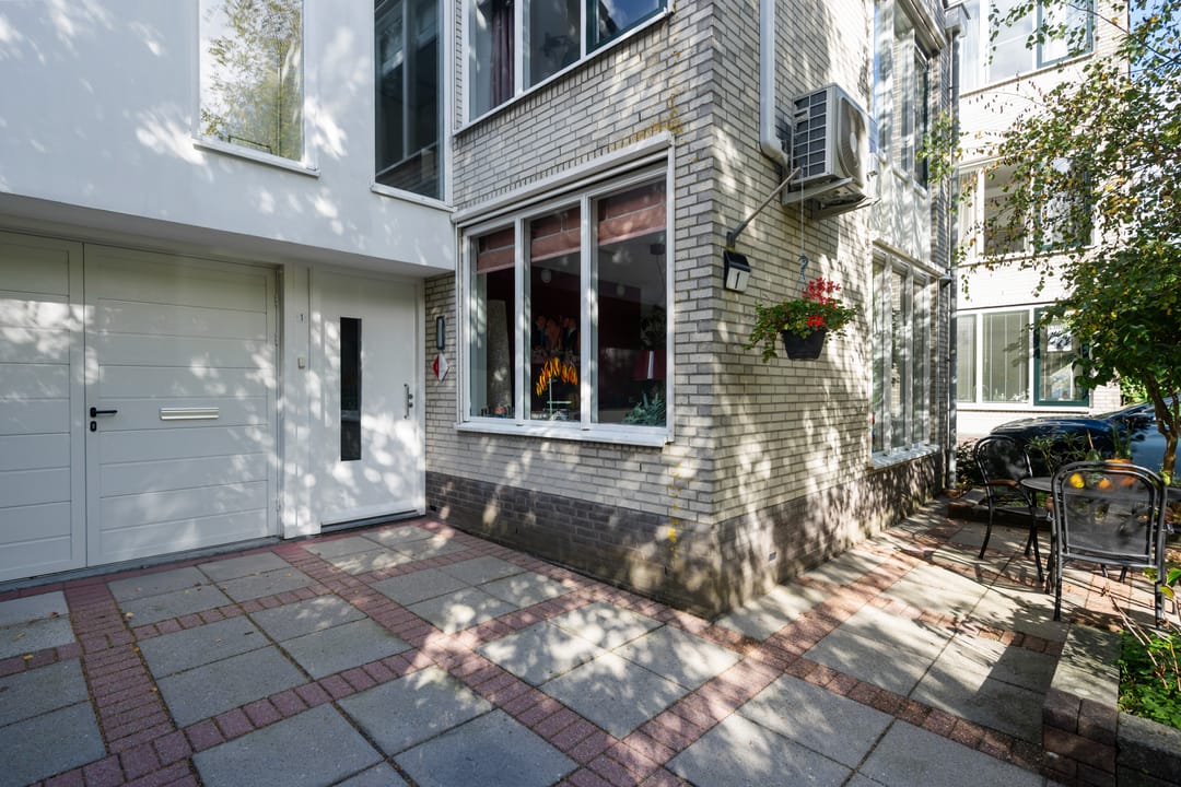 Photo 8 of Bernhardstraat 1