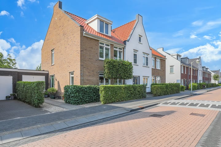 Tussenwoning te koop: Straat van Gibraltar 166, Amersfoort