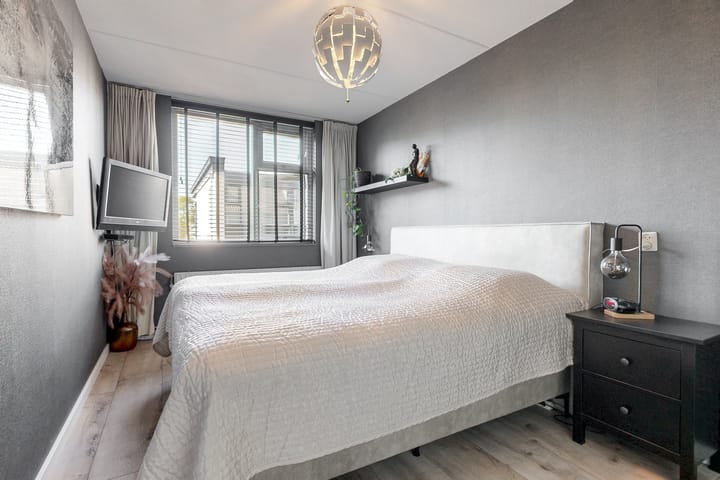 Tussenwoning te koop: Waalstraat 1B, Alphen Aan Den Rijn