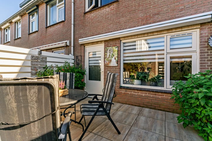 Tussenwoning te koop: Waalstraat 1B, Alphen Aan Den Rijn