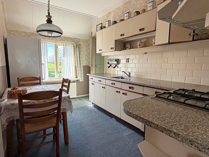 Twee-onder-één-kap te koop: Oosterveldsestraat 136, Emmen