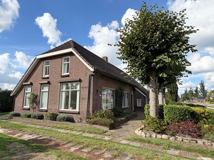 Twee-onder-één-kap te koop: Oosterveldsestraat 136, Emmen