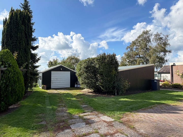 Twee-onder-één-kap te koop: Oosterveldsestraat 136, Emmen